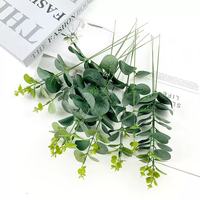 Simulasi Buket Tunggal Eucalyptus dengan Rumput Dekorasi Pernikahan Rangkaian Bunga Pemandangan Daun Eucalyptus