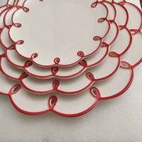 Ensemble d'assiettes de présentation en céramique, assiettes en porcelaine blanche avec bord festonné rouge à motif floral, assiettes à dîner pour la mise en scène de tables de mariage et de banquets