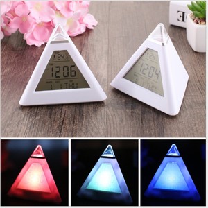 นาฬิกาปลุกดิจิตอล LED รูปสามเหลี่ยมเปลี่ยนสีได้ 7 สี พร้อมไฟพื้นหลัง แสดงอุณหภูมิ ฟังก์ชั่นเลื่อนปลุก ไฟกลางคืน ของขวัญสำหรับเด็ก 8 ชิ้น - Product Image 2