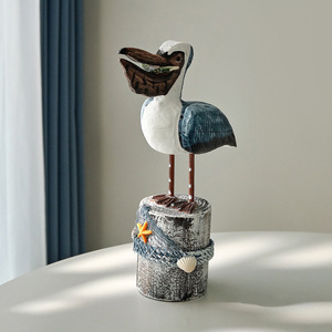 Ornement artisanal en bois Pelican, décoration de maison méditerranéenne, oiseau bleu, design sur souche d'arbre - Product Image 2