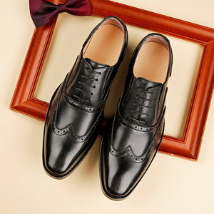 Chaussures habillées élégantes pour hommes en cuir de vache véritable, style brogue derby, faites à la main, à bout pointu et semelle plate - Product Image 4
