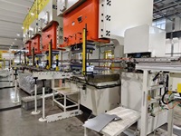 Línea de producción totalmente automatizada para armarios de lavadora integrados con servoalimentador y sistema de brazo robótico