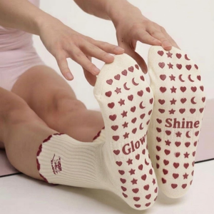 Chaussettes de Pilates et de yoga personnalisées, chaussettes antidérapantes, chaussettes en coton, chaussettes de qualité supérieure avec logo personnalisé pour femmes, filles et chaussettes de ballet personnalisées - Product Image 1