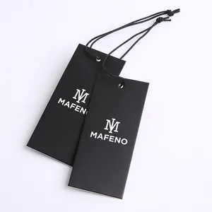 Özel siyah karton kağıt etiketleri asılı giydirin etiket salıncak etiketi kişiselleştirilmiş adı giyim Hangtag için düğümlü dizeleri giysi etiketi