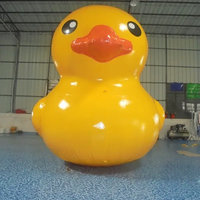 L'eau extérieure joue le grand canard en caoutchouc jaune de modèle gonflable de canard de la publicité pour