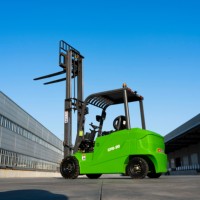 Chariot élévateur électrique 2T vert à mât bi-étages avec protection supérieure, équipement compact pour entrepôt et logistique portuaire