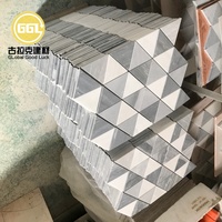 Mosaïque de marbre gris et blanc en forme de triangle pour les murs et les sols de salle de bain