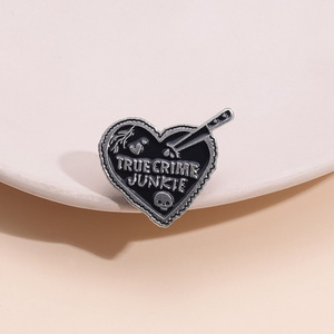 Europeo americano inglese "true CRIME junkie" inciso con lettere con collare animali modello amore stile Punk spilla anniversario - Product Image 1