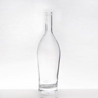 Bouteille de vodka, bouteille blanche givrée, verre mat, verre à spiritueux, verre à vin transparent, forme personnalisée