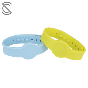 Bracelet RFID personnalisé en silicone rouge et bleu gravé au laser, étanche, pour contrôle d'accès, compatible Classic 1K ISO 13.56MHz - Product Image 4