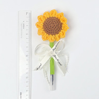 Offre Spéciale – Ornements de stylo gel en laine tricotée au crochet multicolores (fleurs de tournesol, roses, œillets) – Haute Qualité, Longue Durée, Idéal pour la remise des diplômes