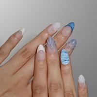 Ongles à presser en acrylique transparent bleu sel de mer, motif coquillage 3D, petites conques perlées, décor ondulations aquatiques peintes à la main, forme amande, pour l'été