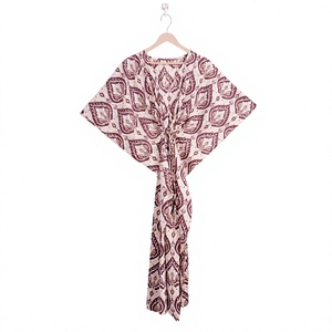 Bata de dormir elegante y suave de algodón 100% con estampado floral multicolor indio para mujer, tipo pareo corto de playa con borlas y dobladillo acampanado, ajuste moderno. - Product Image 1
