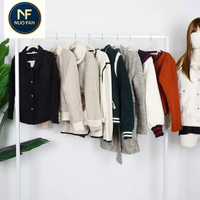Vêtements d'occasion - Manteaux pour femmes de classe A, styles variés, couleurs et tailles assorties, commande minimum 500 kg, emballage en vrac pour la vente en gros