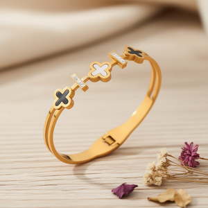 Bracciale in acciaio inossidabile con piccolo disegno floreale color oro per donna, gioielli alla moda. - Product Image 2