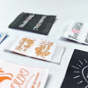 Étiquettes tissées personnalisées haute densité avec logo de marque pour vêtements et textiles - Product Image 4