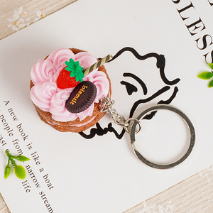 Porte-clés miniatures exclusifs en PVC sur le thème de la fraise : Puff, Gâteau, Tarte, Soufflé pour présentation sur porte-clés, cadeaux et accessoires de photographie - Product Image 3