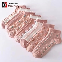 Vente en gros de nouvelles chaussettes roses pour femmes avec broderie de fleurs miniatures en trois dimensions chaussettes mignonnes pour filles chaussettes bon marché