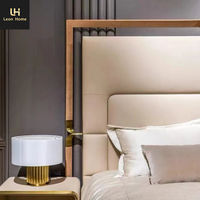 Lit italien sur mesure Leon Furniture, taille king, luxe, capitonné, design moderne