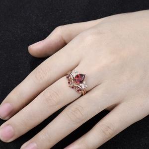 Anillo de boda de oro rosa con diseño de mariposa para mujer, con rubí color sangre de paloma y detalles de diamantes, para joyería nupcial. - Product Image 2