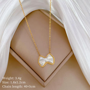 Collier Pendentif Nœud G Fashion en Alliage de Zinc avec Perles et Breloque Nœud en Perle d'Eau Douce, Plaqué Or 18K, Tendance Minimaliste, Cadeau Unisexe - Product Image 6