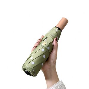 Parapluie de voyage manuel pliable en trois sections en pongé avec revêtement noir, poignée en bois, anti-UV, motif à pois pour femme - Product Image 1