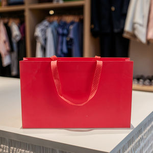 Özel baskılı lüks kağıt alışveriş çantası yüksek kaliteli çevre dostu giyim için saplı çanta logonuzla mükemmel - Product Image 1