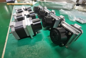 Caja de Engranajes Reductora CSF-11-30 para Motor 17 con Eje de 8mm - Product Image 3