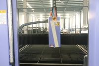 Machine de découpe laser à fibre CNC 2560 entièrement fermée avec double table d'échange 2000x6000mm pour découpe laser de métaux, acier au carbone et aluminium CNC