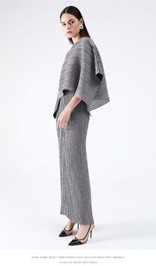 Nueva llegada Miyake plisado venta al por mayor 100% poliéster sólido adelgazamiento lentejuelas vestido de noche elegante vestido de tamaño libre - Product Image 6