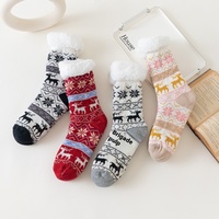 Chaussettes de sol d'hiver pour femmes Chaussettes antidérapantes avec longueur de l'équipage Motifs de points de dessin animé Chaussettes de tapis de neige de confinement chaud à la maison