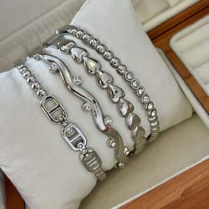 สร้อยข้อมือสแตนเลสกันน้ำสร้อยข้อมือกลวงรูปหัวใจดอกไม้สร้อยข้อมือเพชรหรูหราน้ำหนักเบาสร้อยข้อมือสุภาพสตรี - Product Image 3