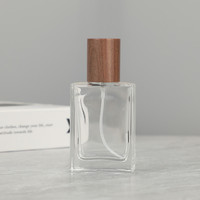 Flacon de distribution de parfum 50ML à pompe portable 30ml avec capuchon carré en bois de noyer mat en verre imprimé de logo personnalisé grande capacité