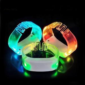 Bracelets LED avec logo personnalisé, 2 LED, 15 couleurs, portée de 400 m, autonomie de la batterie de 4 à 6 heures, pour concerts/mariages/fêtes - Télécommande - Product Image 3