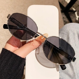 Lunettes de soleil rétro en métal européennes et américaines, lunettes de soleil polarisées tendance à protection UV, best-seller, personnalisables avec branches en métal. - Product Image 1