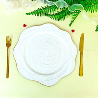Assiette de présentation ronde en plastique de 13 pouces, qualité supérieure, blanche avec bordure dorée, motif floral ondulé festonné, pour la décoration de table lors de mariages et événements.