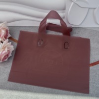 Sac à provisions personnalisé sac en plastique recyclable avec poignée souple et boucle avec logo personnalisé pour l'emballage de vêtement