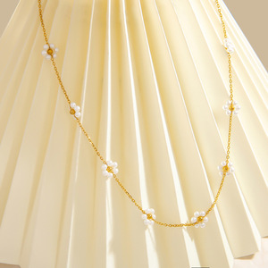 Collier de perles florales pour femmes, chaîne en or, perles blanches, design floral, chaîne de clavicule, à porter au quotidien - Product Image 3
