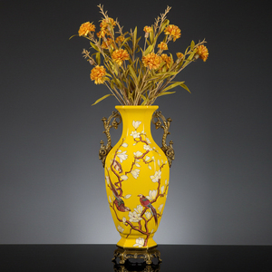 Jarrón de Cerámica con Asa de Latón Regal, Jarrón Decorativo de Porcelana con Diseño Floral Amarillo, Recipiente Floral para Penthouse de Lujo - Product Image 1