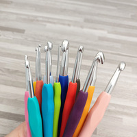 Lot de 9 crochets en aluminium multicolores avec manche en plastique (2mm-6mm) – Aiguilles à tricoter pour fil, pull, tissage et outils d'artisanat