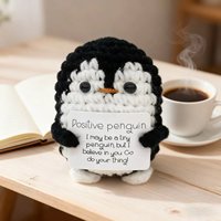 Boneka renda kreatif berbentuk penguin hitam dengan kartu huruf hangat mendorong dukungan untuk rajutan boneka mewah