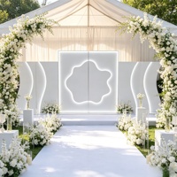 Décor de scène de mariage moderne de luxe avec écran incurvé en forme de nuage irrégulier blanc, éclairage LED, pour réception de mariage, fête d'anniversaire