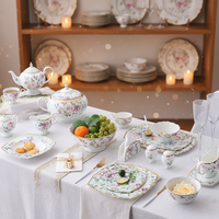 Assiette décorative en céramique européenne PITO avec motif floral et bord doré, style coloré pour restaurant