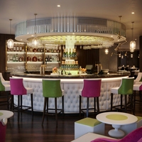 Ensemble de comptoirs de caisse personnalisés haut de gamme en cuir et pierre ronde pour restaurant, lounge et bar