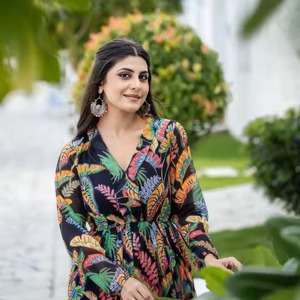 Elegante nuevo diseñador Heavy Rayon Exquisito estampado de cuatro lados para mujer Detalles de trabajo para fiesta Festival Wear Kurtis Set - Product Image 3