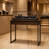 Vitrine à bijoux en bois massif avec finition stratifiée, présentoir durable pour magasin de détail
