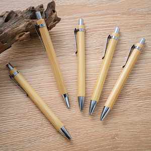 Stylo bille en bois de bambou naturel écologique à prix abordable avec support, personnalisable avec logo - Product Image 1