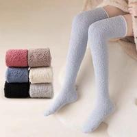 Femmes hiver corail velours longue épaisse moelleuse solide coloré chaud maison genou haute avertir sol chaussettes floues pour les femmes