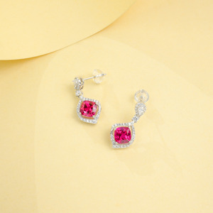Pendientes de Plata de Ley 925 con Rubí Creado en Laboratorio de Corte Cojín y Detalles de Halo de Circonita Cúbica - Product Image 4