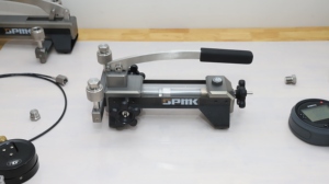 Bomba Calibradora de Presión Hidráulica Portátil de Super Alta Presión 700 bar - Product Image 3